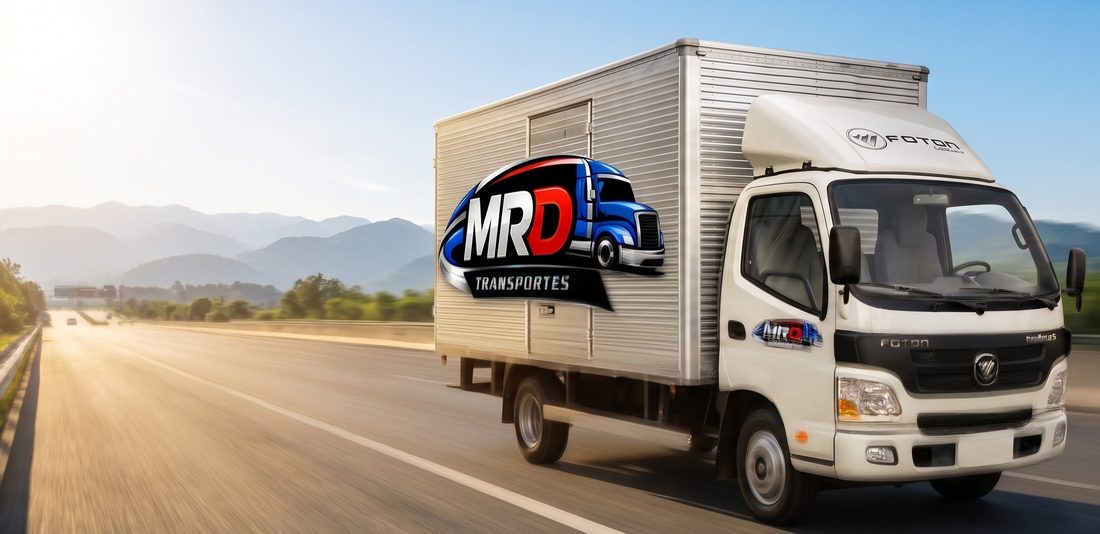 Caminhão MRD Transportes em operação na estrada